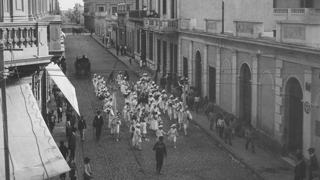 Detalle de una imagen de los carnavales de 1897 cuando por calle Progreso (hoy Mitre) avanza una murga hacia la calle Córdoba.