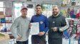 Nahuel Retamoso junto a Totino Diógenes Caunedo del Thunder Box y el entrenador del Olimboxing, Walter Zoccola.