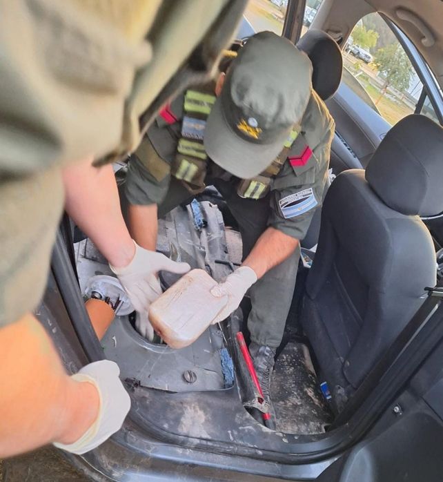 El método que utilizaron para esconder la droga fue quebrar los paquetes para introducirlos por el sector donde se aloja la bomba de nafta.