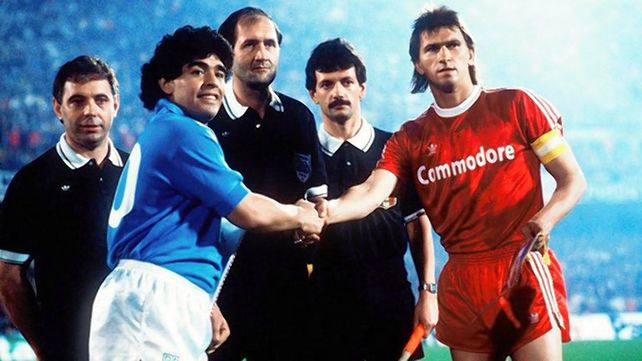 Diego Maradona en el sorteo previo al partido de vuelta de la semifinal frente al Bayern Múnich.