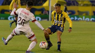 Nazareno Romero busca el desequilibrio ante el futbolista de Lanús. El exVélez ingresó muy bien.
