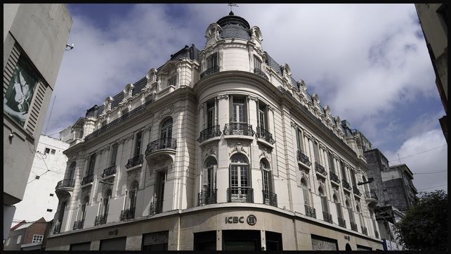 En la intersección de Mitre y Córdoba, la ochava sudoeste aloja al bellísimo y bien conservado edificio de la Unión Gremial.