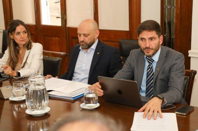 El gobernador Pullaro estableció una mesa de trabajo con los sectores productivos de la provincia.