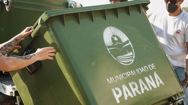 Paraná: distribuyen en barrios 350 contenedores de plástico