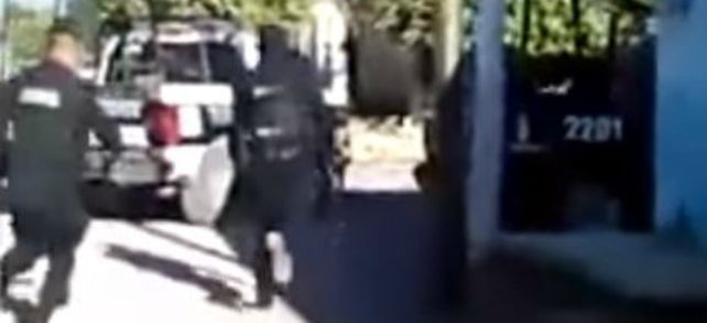 En las imágenes se aprecia cómo dos agentes de seguridad corren hacia uno de los dos vehículos.