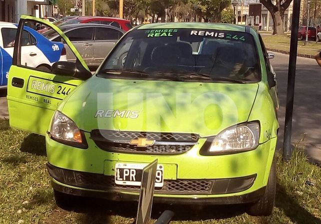 Exconvicto robó un remis y lo chocó a pocas cuadras contra un cartel