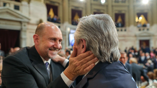 El emotivo abrazo de Fernández y Perotti tras el discurso