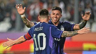 Messi se abraza con Enzo Fernández. Tagliafico fue el otro elegido por la Conmebol.