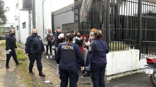Una fiesta clandestina terminó con unos 60 jóvenes detenidos en la ciudad de La Plata.