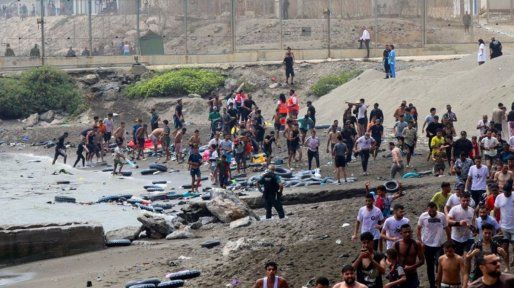 España: Ceuta pide cerrar la frontera por la llegada masiva de migrantes de Marruecos