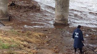 Encontraron el auto del remisero desaparecido al caer un puente en Jesús María