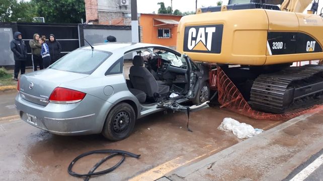 El conductor de un Fiat Línea chocó con una maquinaria vial y peridó la vida. Fue en Capitán Bermúdez.&nbsp;
