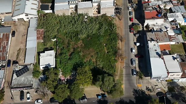 Se trata de un importante terrenos en calles Urquiza y Cura Álvarez. La Municipalidad de Paranpa lo limpió por quinta vez en los últimos dos años.