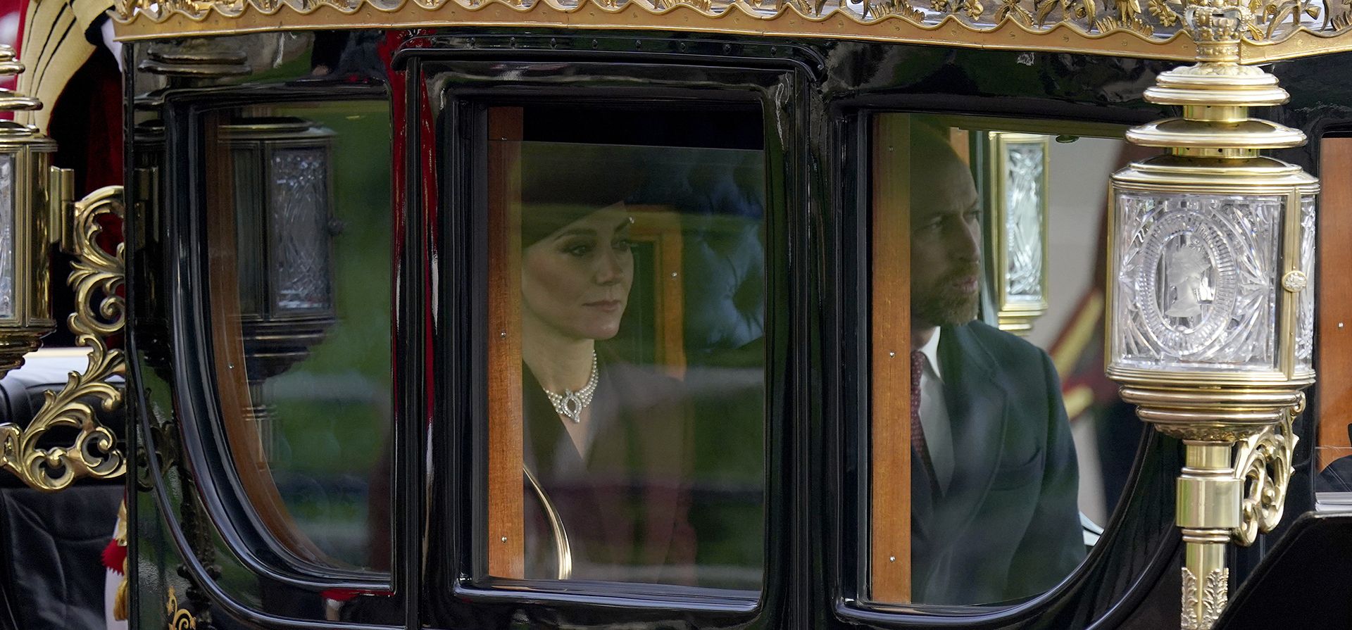 La princesa de Gales, Kate Middleton, y el príncipe William de Gran Bretaña viajan en carruaje después de recibir al emir del Estado de Qatar, el jeque Tamim bin Hamad Al Thani, y a la jequesa Jawaher bint Hamad bin Suhaim Al Thani, en Londres, el martes 3 de diciembre de 2024. (Foto AP/Kin Cheung, Pool) La princesa de Gales, Kate Middleton, y el príncipe William de Gran Bretaña viajan en carruaje después de recibir al emir del Estado de Qatar, el jeque Tamim bin Hamad Al Thani, y a la jequesa Jawaher bint Hamad bin Suhaim Al Thani, en Londres, el martes 3 de diciembre de 2024. (Foto AP/Kin Cheung, Pool)