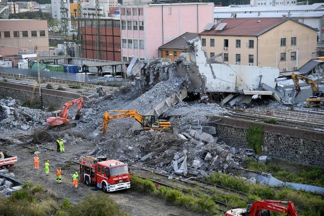 Los rescatistas trabajan contrarreloj para intentar hallar a sobrevivientes de la tragedia