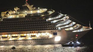 Espectaculares im&aacute;genes del crucero accidentado en Italia