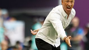 El técnico francés Hervé Renard les dio una enérgica arenga a sus jugadores cuando llegaron al vestuario tras el primer tiempo.