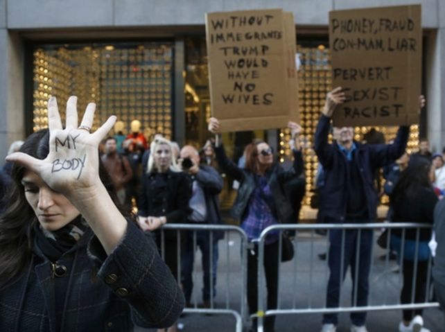 Sigue el malestar. Jóvenes protestan contra el mandatario electo frente a las Torres Trump de Nueva York.