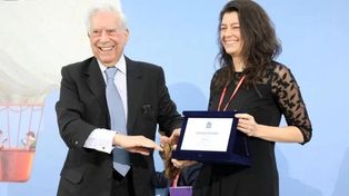 La escritora Samanta Schweblin recibió el IIla-Premio de Literatura 2021 de manos de Vargas Llosa