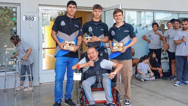 Alumnos adaptaron una silla de ruedas a motorizada para el Instituto Igualar.