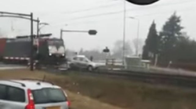 Un tren pulverizó un auto que se había detenido en las vias