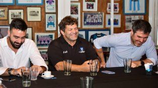 González Fresneda (de negro) fue reelecto como presidente de la Unión de Rugby de Rosario.