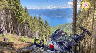 Trece personas murieron y dos niños están graves al caer un teleférico en los Alpes italianos