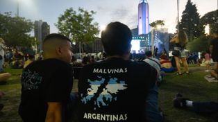 Vigilia por Malvinas en Rosario: largas filas por los tatuajes gratis de las islas