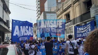 Concentración de docentes de Amsafé frente a la Caja de Jubilaciones de Santa Fe