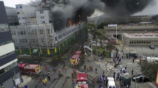 Cuatro desaparecidos y ocho heridos por un voraz incendio en una galería de Lima