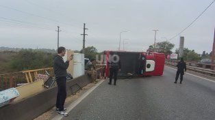 Vuelco en La Guardia: esquivó un perro, chocó contra el guardarraíl, perdió una rueda y volcó, pero salió ileso