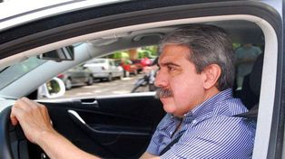 Asaltaron a Aníbal Fernández y tras encañonarlo se llevaron su automóvil