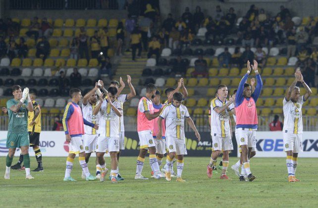 Los futbolistas canallas saludan a los hinchas que había en la tribuna tras la derrota frente a Coquimo.