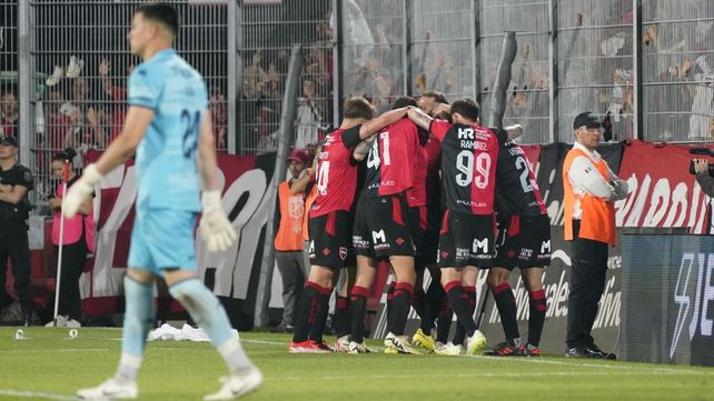 Todo Newells celebra el gol de Saúl Salcedo ante Tigre