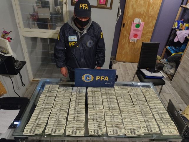 Entre los elementos secuestrados en los 84 allanamientos del sábado había dinero en efectivo y dólares.
