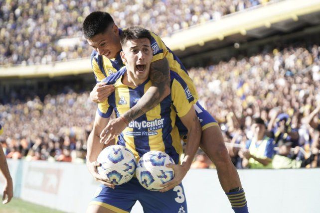 Agustín Sández celebra el gol del empate de Central ante Vélez.