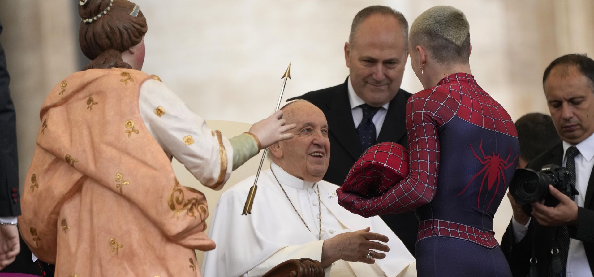 El Papa Francisco saluda a Francesco Tarantino, un voluntario en hospitales pediátricos, disfrazado de Spiderman, durante su audiencia general semanal en la Plaza de San Pedro en el Vaticano, el miércoles 10 de mayo de 2023. (Foto AP/Alessandra Tarantino)