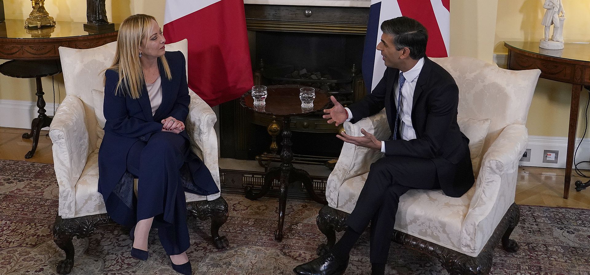 El primer ministro británico, Rishi Sunak, y la primera ministra italiana, Giorgia Meloni, se reúnen para conversaciones bilaterales en el número 10 de Downing Street en Londres, el jueves 27 de abril de 2023. (AP Photo/Alberto Pezzali, pool)