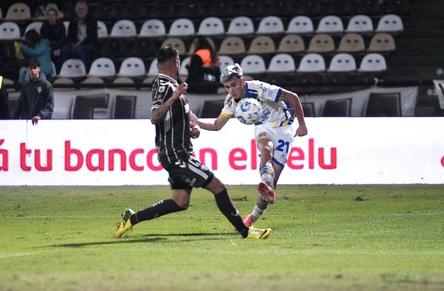 Santi López sería el encargado de moverse por el carril central del ataque canalla. Ya lo hizo contra Los Andes.