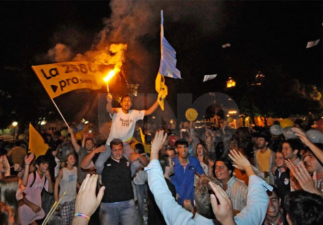Así festejaron los militantes del PRO en la ciudad de Santa Fe./ Manuel Testi.