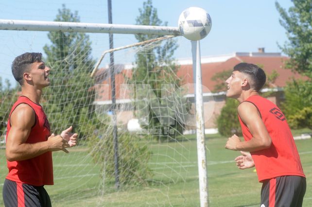 Rostand y Chancalay son dos de las jóvenes promesas de Colón que se entrenan en Reserva y sueñan con llegar a Primera División.