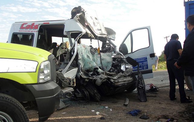 Terrible. La combi de la empresa Micro Bus impactó de frente contra el semirremolque