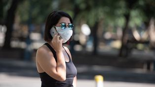 Por la suba de casos de Covid-19, recomiendan volver al uso de barbijo en espacios públicos, en caso de presentar fiebre