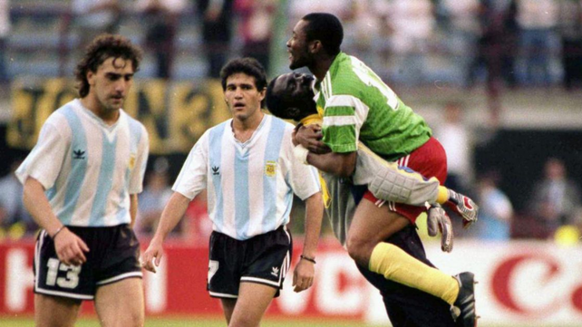Biyik celebra su gol y Lorenzo y Burruchaga lo sufren. Argentina perdió ante Camerún en el debut en Italia 90.