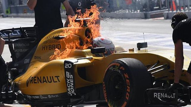 El piloto de F1 Kevin Magnussen logró salir de su auto antes de prenderse fuego El piloto de F1 Kevin Magnussen logró salir de su auto antes de prenderse fuego