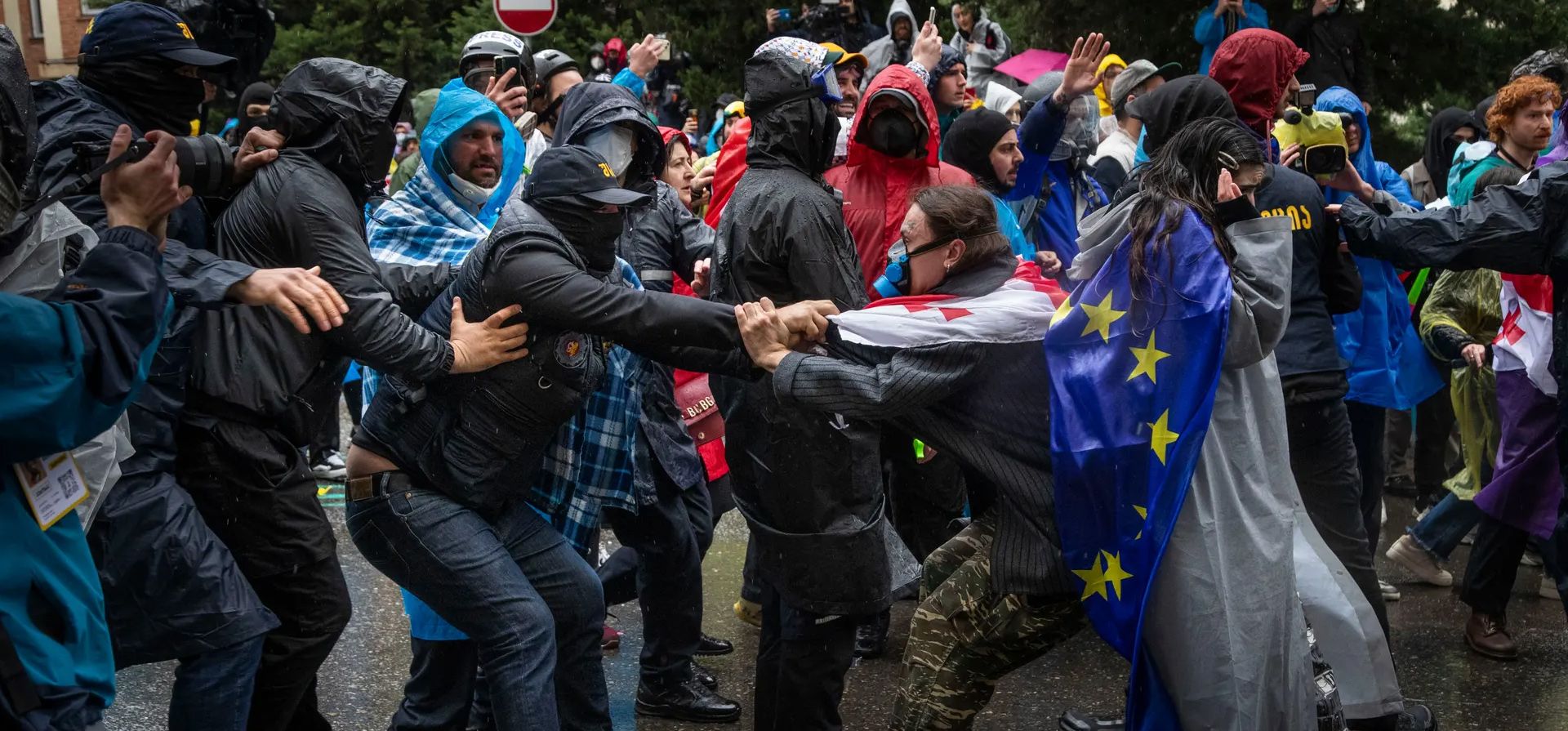 La policía se enfrenta a manifestantes que intentan impedir que un comité de parlamentarios apruebe un proyecto de ley de La policía se enfrenta a manifestantes que intentan impedir que un comité de parlamentarios apruebe un proyecto de ley de