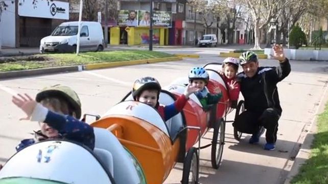 El santafesino que conmovió con su bici-trencito contó cómo surgió la idea