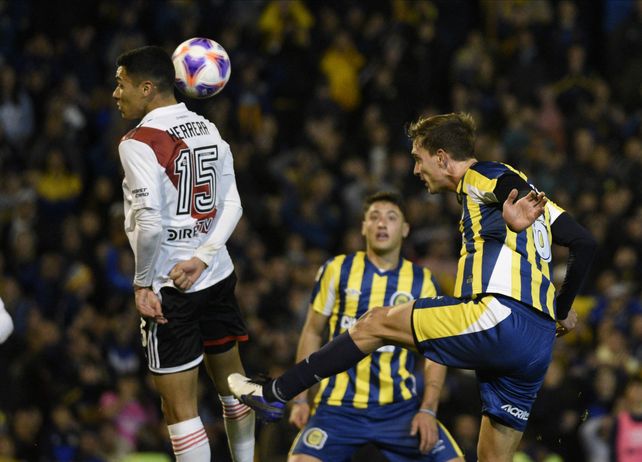 Komar despeja de cabeza ante River. Fue su último partido como titular en Central con línea de cuatro.