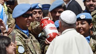 El regalo de los soldados al Papa: un paquete de yerba