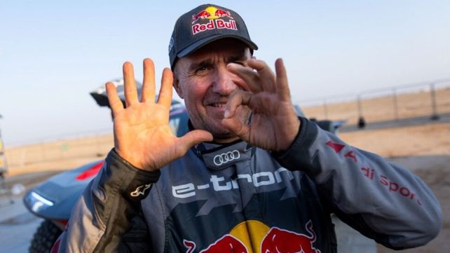 Stephane Peterhansel hace las señas con sus manos del número 50